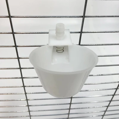 Поилка чашечная с креплением на сетку