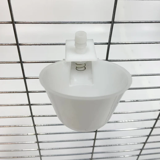 Поилка чашечная с креплением на сетку