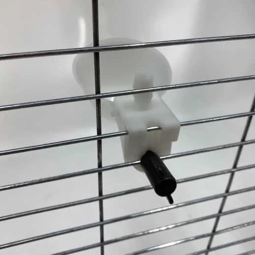 Поилка чашечная с креплением на сетку