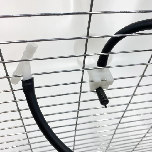 Поилка чашечная с креплением на сетку