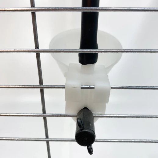 Поилка чашечная с креплением на сетку