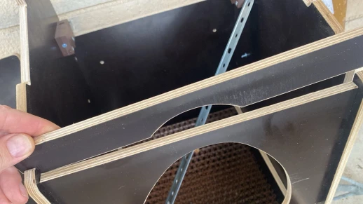 Крепление шторки в гнезде для кур-несушек МирПтиц EggBOX 3 с яйцесборником