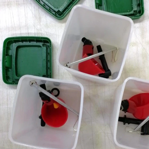 Поилка чашечная с бачком HobbyFarm для кур с креплением на клетку 1 л красная