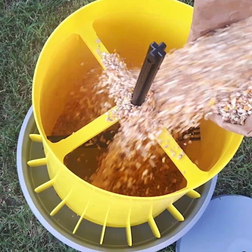 Кормушка бункерная River ARCUS GYRO 15 кг. пластик с разделительной решеткой на ножках