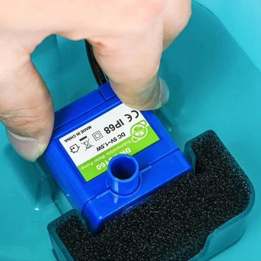 Автопоилка фонтан Petwant PW-109 2 л с подсветкой для кошек и собак зеленый